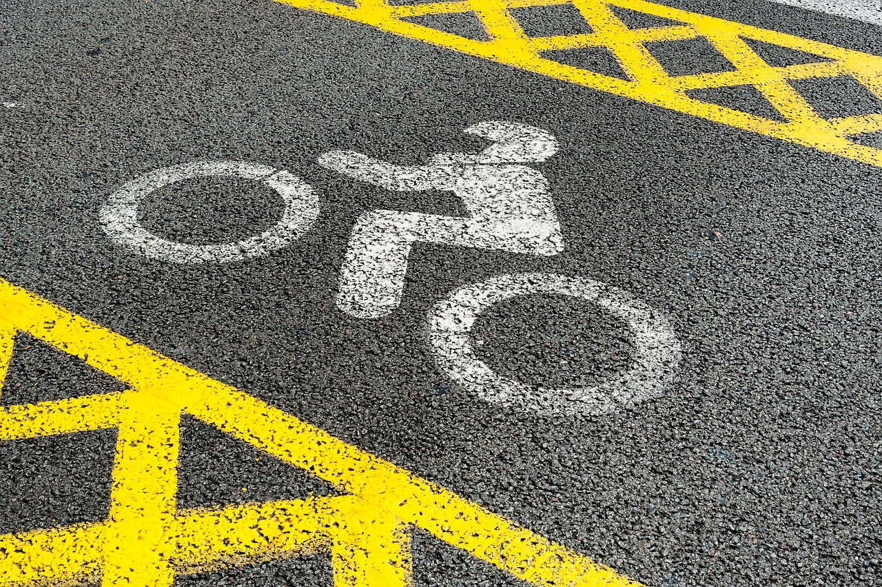 道路交通标志和标线最新规范，提升道路安全的关键要素解析